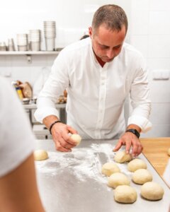 UM ZaÌrÌiÌ SladkeÌ A KynuteÌ Fotil Kuba Zeman 0452